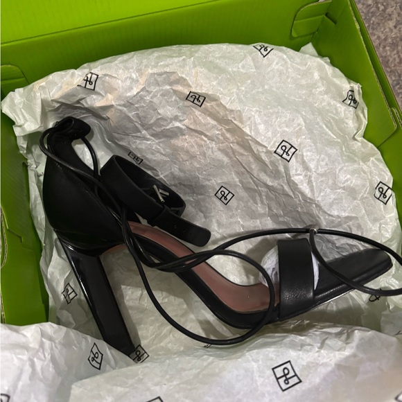 Black Triangled Heel Pumps - Picture 3 of 3